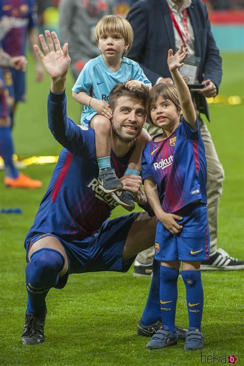 Gerard Piqué con sus hijos Milan y Sasha celebrando la Copa del Rey