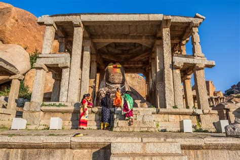 Cierre Del Templo De La Estatua Del Monolito Nandi Con Estatua