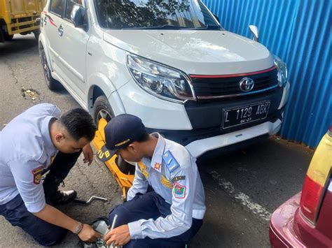 Masih Membandel Dishub Kota Malang Gembok Mobil Yang Melanggar Parkir