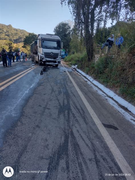 Batida entre carro e caminhão na MGC 120 em Itabira deixa jovem ferido