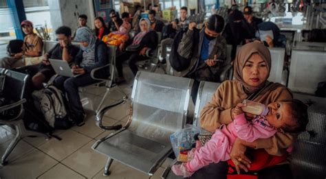 H Lebaran Terminal Pulo Gebang Mulai Ramai Pemudik Lebih Awal