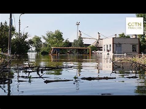 Des Ukrainiens évacués de leurs maisons inondées après la destruction