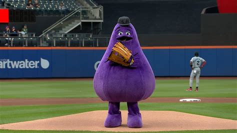 Grimace Lanza La Primera Bola En El Citi Field 12 06 2024