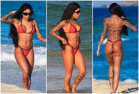 Irmã de Gabigol exibe corpo tatuado em praia no Rio fotos