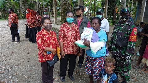 Dharma Wanita Persatuan Kabupaten Kep Yapen Serahkan Bantuan Kepada