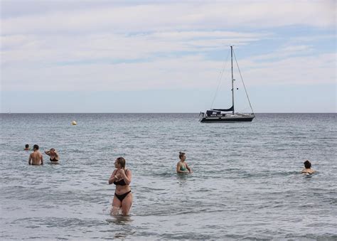 Turistas Llenan Las Playas A Causa De Las Altas Temperaturas