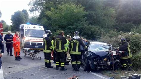 Violentissimo Schianto Frontale Auto Tir Morti Sul Colpo Madre E