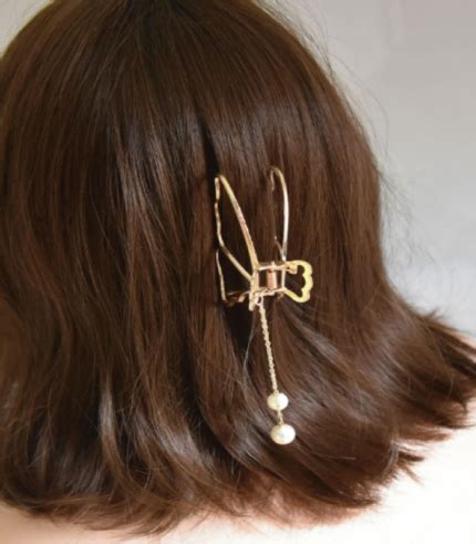 Garra de pelo con diseño de mariposa y perlas artificiales