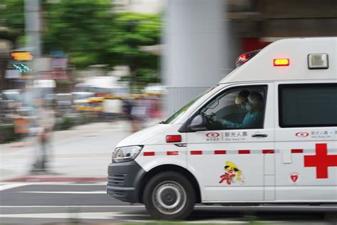 北市救護車載送病患遭機車擦撞 騎士手腕受傷送醫 社會 中時新聞網