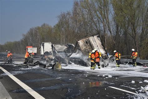 Sinsheim Wiesloch Zwei Menschen Verbrennen Bei Unfall Auf Der A