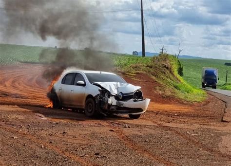 Carro Bate Em Poste Capota E Pega Fogo Na Prc