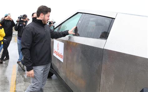 Samuel Garc A Llega A Evento A Bordo De Una Cybertruck De Tesla