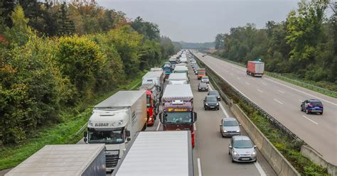 Lspur Auf Der A Sorgt F R Sperrung Und Verkehrschaos Auch Pforzheim