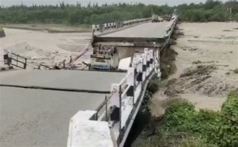 Gujarat Bridge Collapsed गुजरात में फिर टूटा पुल ट्रक समेत कई गाड़ियां नदी में गिरीं 4 घायल