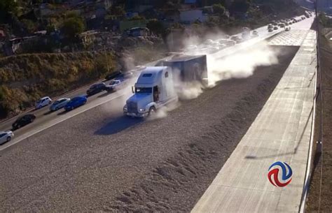 Conductor de tráiler salva su vida al usar rampa de frenado