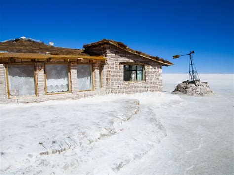 Hotel Construido De Bloques De La Sal En Salar De Uyuni Foto De Archivo