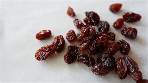 6 Raisin Benefits And Side Effects Liveminty