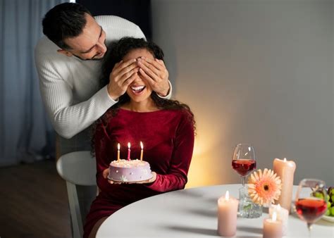 Free Photo Medium Shot Couple Celebrating Birthday