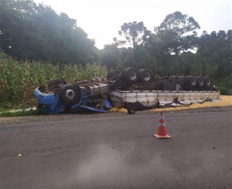 Pedestres ficam feridos após caminhão capotar na SC 355