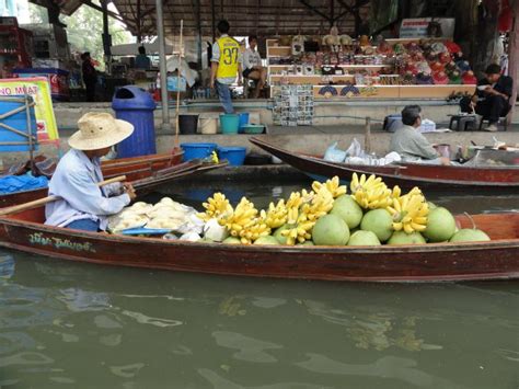 Damnoen Saduak Floating Market