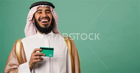 الشراء والدفع عن طريق بطاقة الإئتمان البنكية، بورتريه مقرب لرجل عربي