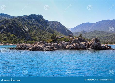 Roches Et Eau Lumineuse De Turquoise En Mer M Diterran E Ruines D Une