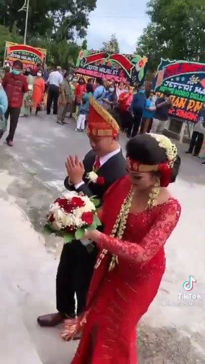 Pengantin Berbaju Merah Sangat Menikmati Lantunan Musik Sambil Manortor