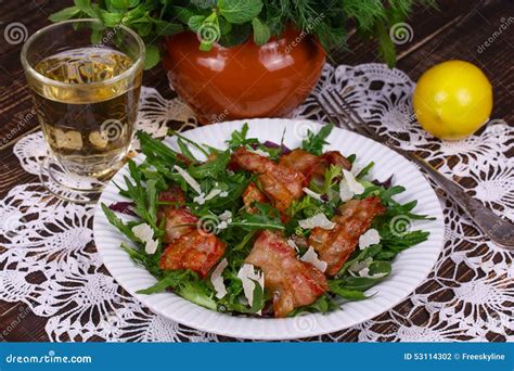 Tocino Asado A La Parrilla Con El Queso Parmesano Y El Arugula Foto De