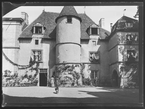 Photographes En Rhône Alpeschâteau De Gatellier La Cour Intérieure