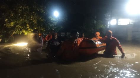 Ini Kisah Pilu Korban Banjir Yang Melanda Desa Sidaresmi Kabupaten