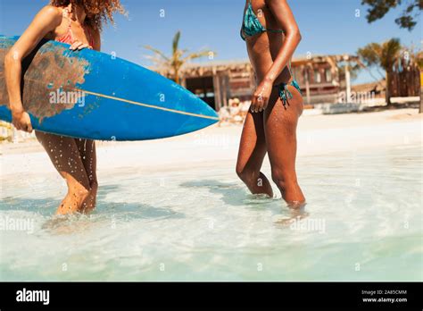 Las Mujeres J Venes En Bikini Con Tablas De Surf En Sunny Ocean