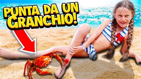 GIADA VIENE PUNTA DA UN GRANCHIO AL PIEDE MENTRE FA IL BAGNO AL MARE