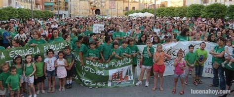 Unas Personas Denuncian Los Recortes Educativos Foto V Deo