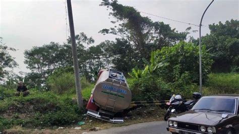 Truk Muatan Air Alami Kecelakaan Beruntun Di Semarang Sopir Sudah