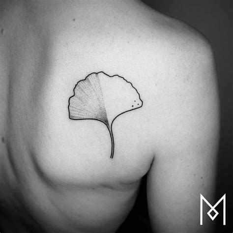 Continuous Line Ginkgo Leaf Tattoo On The Right Shoulder Tattoo Artist