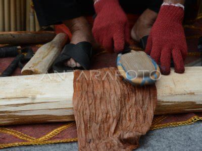 Kain Tradisional Berbahan Kulit Kayu Antara Foto