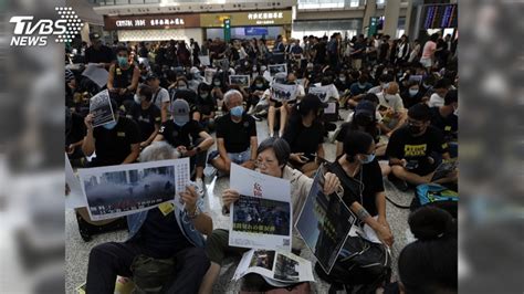 香港機場「萬人接機」 反送中發無聲抗議