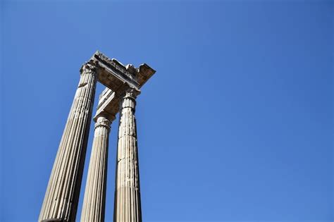 Columnas jónicas del templo de saturno en el foro romano roma italia