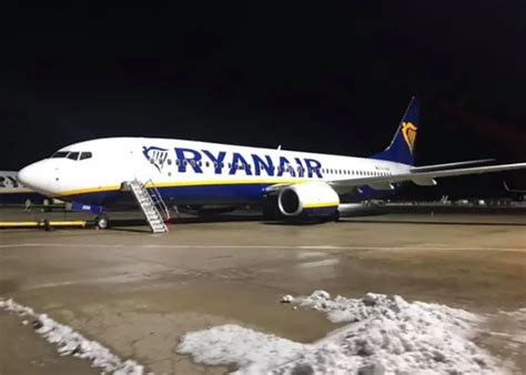 Si Squarcia Un Ala Atterraggio D Emergenza Per Aereo Ryanair