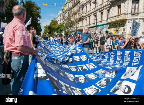 Los manifestantes portan imágenes de personas secuestradas y