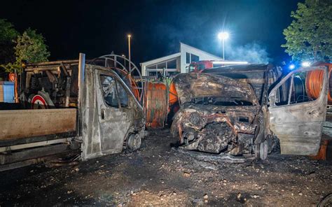 Baustellen Fahrzeuge Brennen Polizei Geht Von Brandstiftung Aus