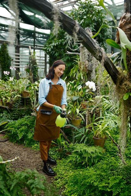 Joven Jardinero Rociando Agua Sobre Las Hojas De Las Plantas Trabajando