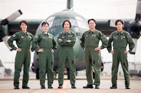 戦車、戦闘機、潜水艦に乗り込む女性たち「さらに活躍できる環境づくりを」 Mamor Web