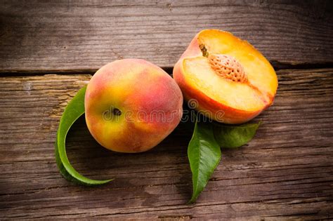 Melocotones De La Fruta Aislados En Un Fondo Negro Foto De Archivo