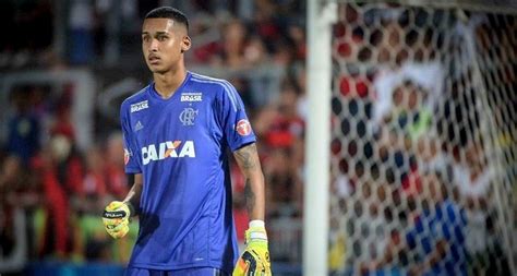 Flamengo Abre Conversas Para Renovar Contrato Do Jovem Goleiro Gabriel