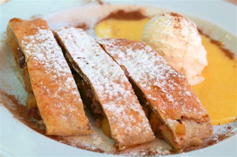 Lo strudel di banane e cioccolato dei Menù di Benedetta Ginger Tomato