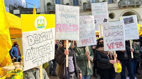 Caro Energia Agricoltori E Trattori Nel Centro Di Torino Per Protestare