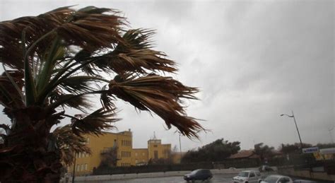 Forte Vento In Sicilia Voli Dirottati Da Palermo A Catania