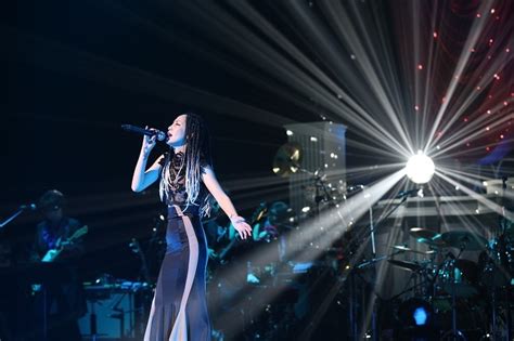 1月25日に神奈川・ハーモニー座間ホールで行われた「mika Nakashima Concert Tour 2015 The Best ～dears＆tears～」初日公演の様子