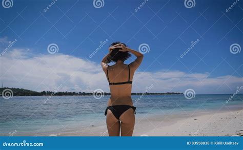 Sexy Junges Mädchen Im Schwarzen Bikini Der Auf Dem Strand Steht Ihre